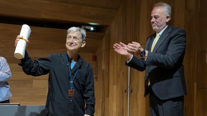CatalunyaMTP's tweet photo. Judith Butler:
“No hi ha manera de viure avui sense tristesa, però cap persona canvia el món sola”

La filòsofa cridà a la solidaritat global i la intel·ligència col·lectiva al rebre el doctorat honoris causa de la UAB

✍️A @BellaterraDiari i @CatalunyaMTP
https://t.co/2c3TQUe8LH https://t.co/w57r4RPgQa
