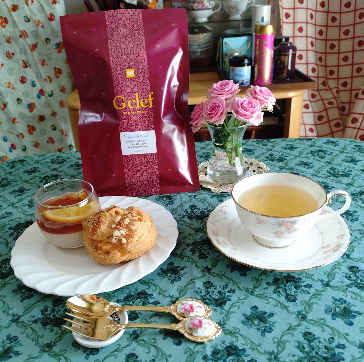 Castello_Viola's tweet photo. 紅茶のプリンとシュークリーム
ダージリン1stプッタボン農園を淹れました

#茶好連 https://t.co/LT9QeQm265