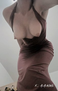 做完美甲回家啦，果然不穿内衣胸还是很明显，美甲小姐姐都一直在看我。

  好像很有男友视角的感觉，其实我也很喜欢这样俯身用乳头划过男人的脸，用乳晕蹭着男人的鼻尖，想想都很暧昧…  

你们想试试吗… https://t.co/WloWB74g5A
