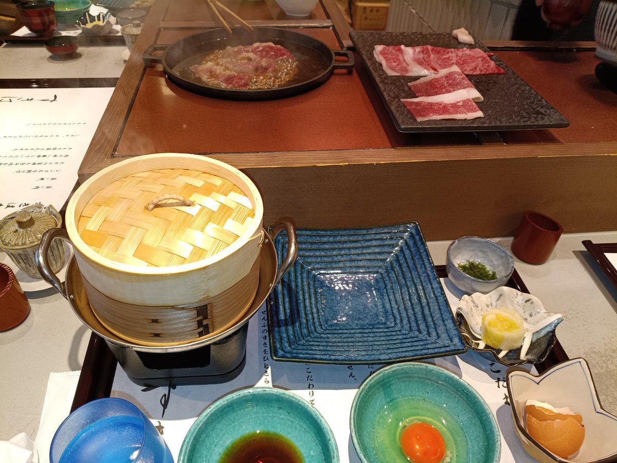 guribird's tweet photo. 【お得活動】
先月末ペッパーフードの優待券で、新橋『すきはな』訪問。Web限定ランチだと通常3,800円位の食べ比べコースが2980円で持ち出し0円
目の前で調理をしてくれて特別感がありますが、一旦お皿に盛りつけられ、とき卵で食べるとかなり冷えたお肉を口に運ぶことに…3枚目くらいで改善しますが😅 https://t.co/BvI7yVmTzr