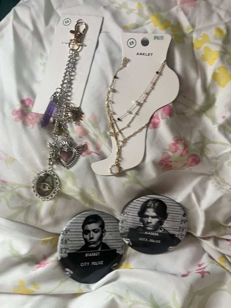 reidentify_'s tweet photo. small haul from the mall today i think k the totals like 38$ maybe 40 https://t.co/lO4Tl73cH8