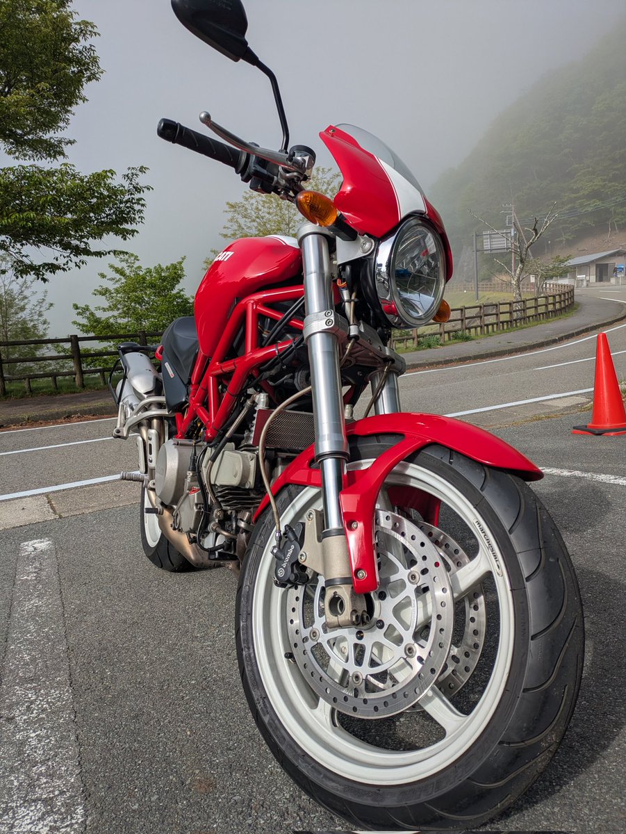 kitakaze_neko's tweet photo. 本栖湖まで #MonsterS2R でプチツーリング🏍️
霧が晴れかけの富士山と霧が晴れた後の逆富士の写真が撮れました🗻
ソロなら道を間違えても、途中でいい景色を見かけて止まったり引き返したりしてもいいのが気楽でよい✨ https://t.co/dYYiXYN6ie