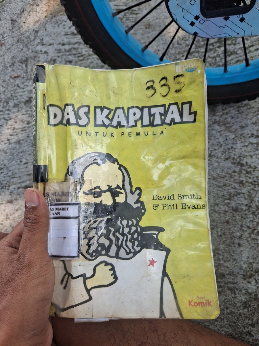 hitamternoda's tweet photo. @parlefeu @rotasibooks sama ini versi komik https://t.co/R8oYtUtTVc