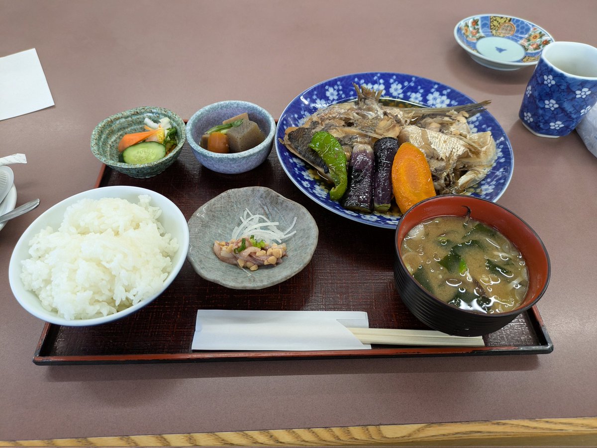redlark's tweet photo. 今日のお昼は西葛西の喜界さん
鯛頭煮
最近、喜界さんに来ると頭とかカマの煮付けしか食べてない気がする
いつものパズル解体で美味しく頂きました
ただ今日はちょっとだけ鱗が多かったなぁ

#西葛西 #煮魚 #定食 https://t.co/HwlnDJWb0y