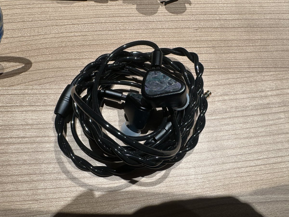 vivi__bb's tweet photo. 会場前に特別にブースに入れてくれてSymphoniumのZenithなど色々聴かせてくれてメーカーの方には感謝しかない😌 https://t.co/haN7IgG14N