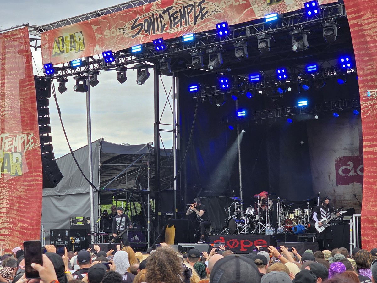SaccharineDawn's tweet photo. DOPE and Static-X. Two industrial-nu metal legends! Fucking cool as hell 🔥
#DOPE #StaticX #SonicTemple2026 https://t.co/gfB08vJU3z