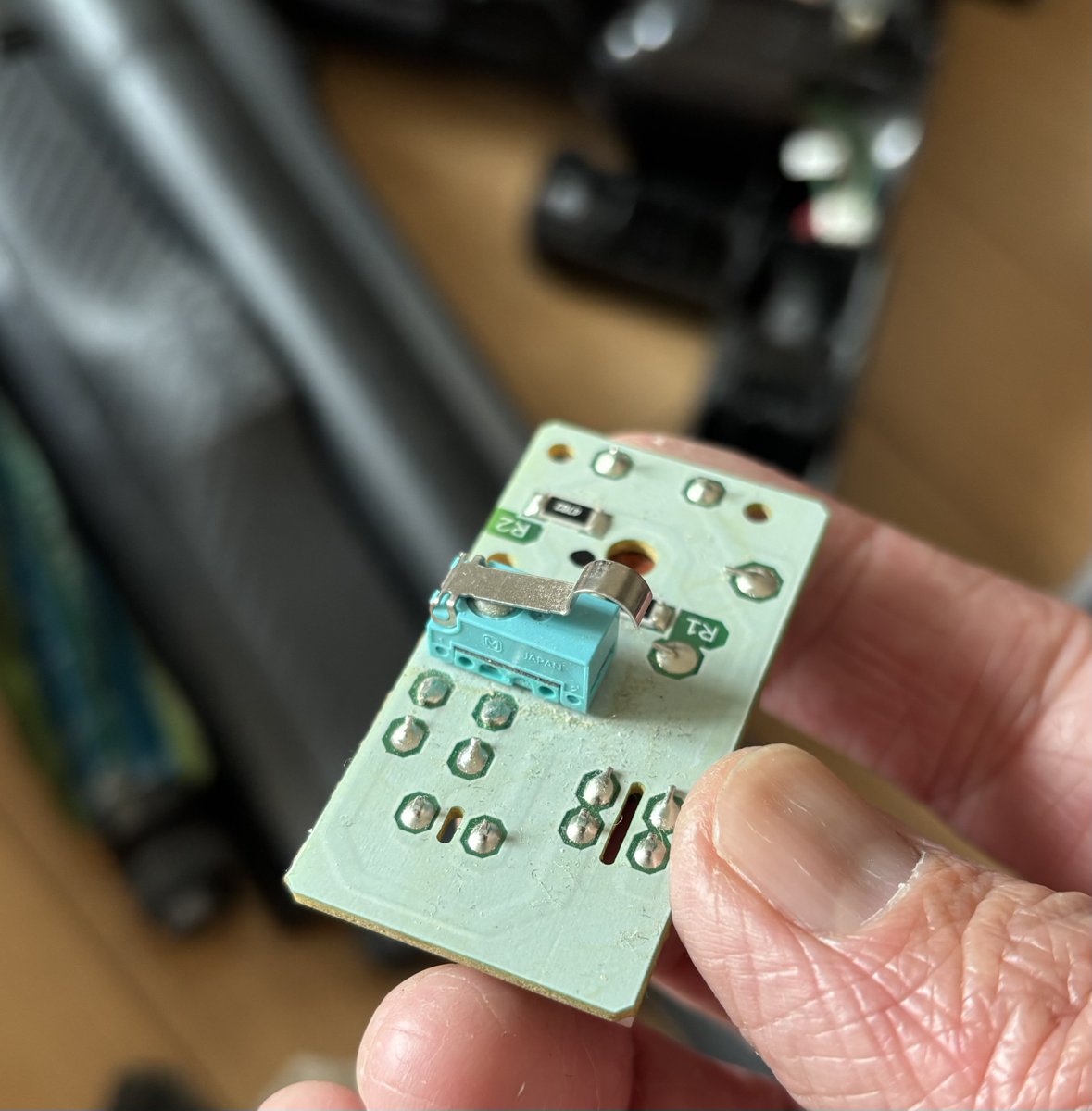 ztakaplus's tweet photo. #トルネオ の自走式ヘッドのマイクロスイッチがまたイカれたぽい。
2015年製だからそれなりに使ってるし仕方ないのかね。
部品自体は1K円しないし、自己責任で交換すればそれほど負担じゃないけどね…とか言いながら楽しんで作業してる自分（笑
奥さん俺にお小遣いくれないかしら…
#東芝
#掃除機 https://t.co/wLJMlzT7lC