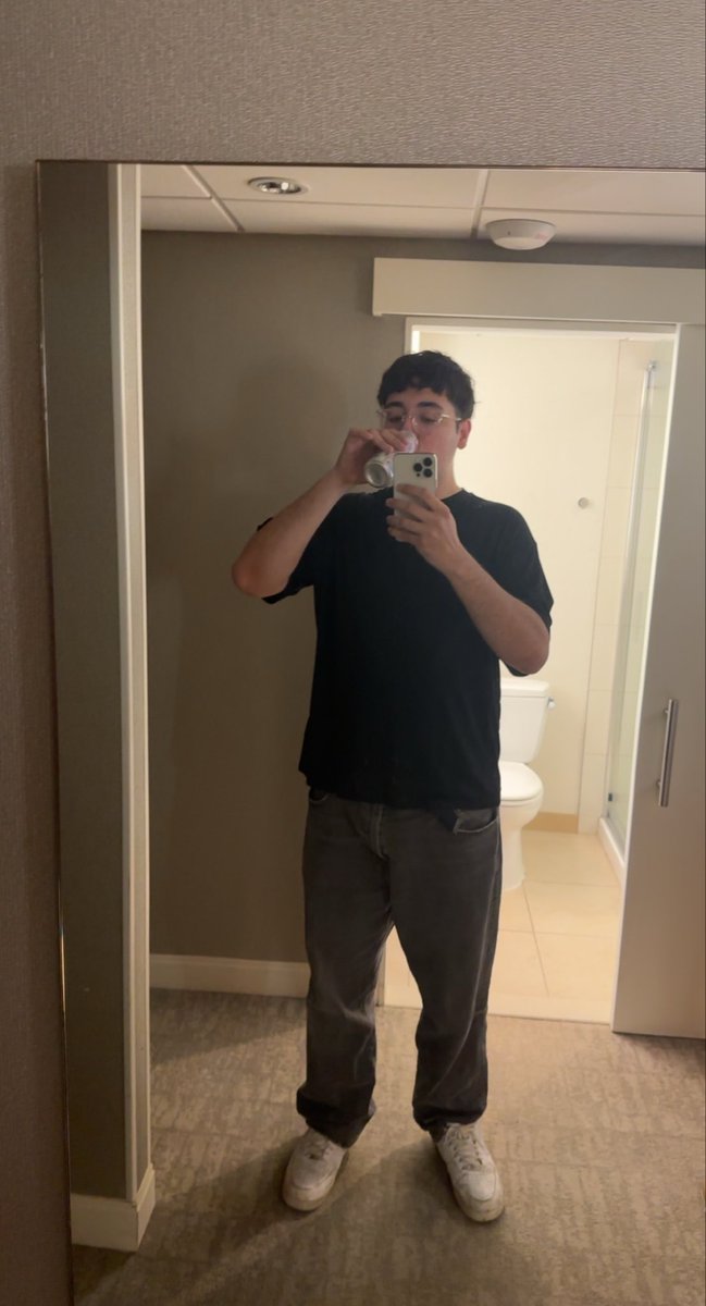 Elzen__'s tweet photo. Lil pre gaming bout to head to tongue and groove soon 😤😂🧑🏻‍🦯 #dreamhackatlanta https://t.co/73kZfiZcYr