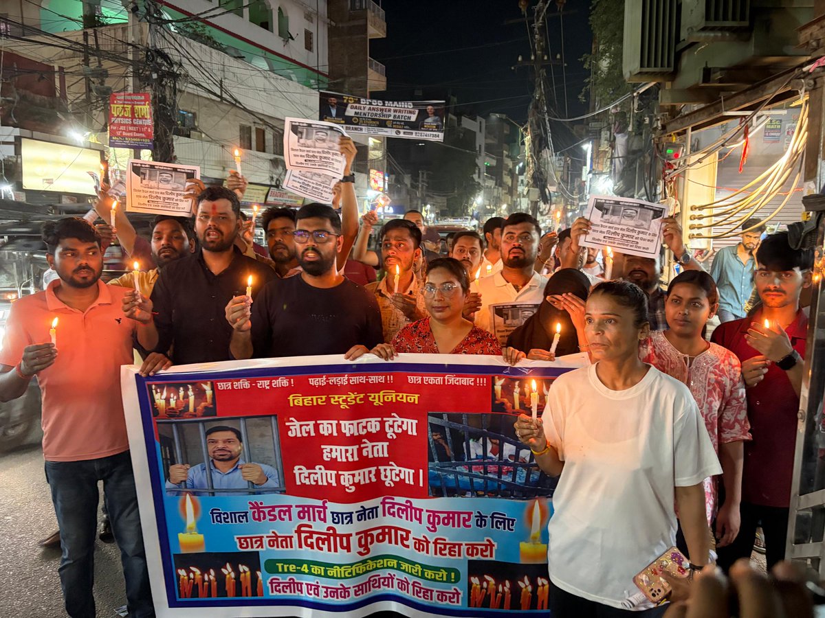 DileepY51270176's tweet photo. पटना में  छात्र नेता दिलीप कुमार, शाहबाज और अन्य अभ्यर्थियों की रिहाई के समर्थन में कैंडल मार्च का आयोजन किया गया।
#CMSamratChaudhari https://t.co/Pg73ebgohg