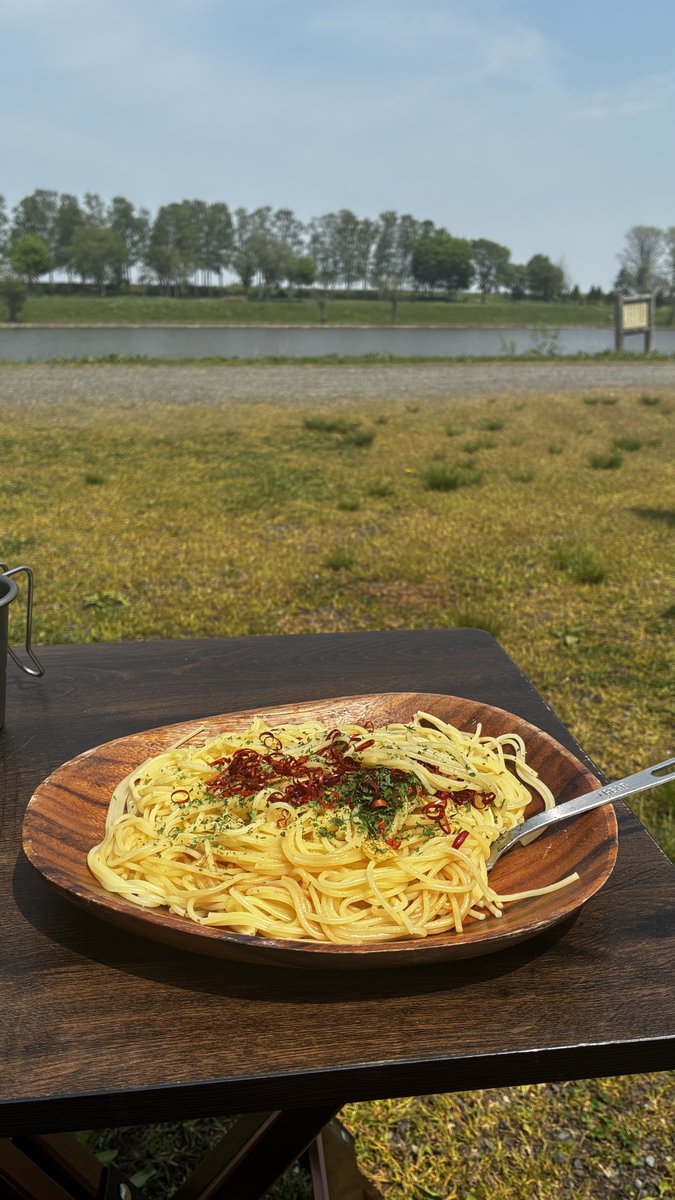 fr_na's tweet photo. いつものキャンプ飯。
ニンニク、パセリ、輪切り唐辛子をマシマシ。 https://t.co/FArwZ91DU6