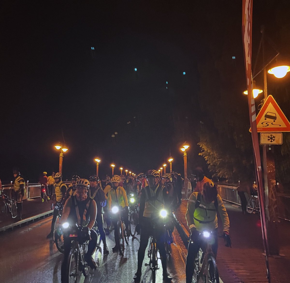 witoorbikenight's tweet photo. La pioggia, il vento, il freddo: la primavera che sembra ancora inverno, tutto si mescola alla #RandoImperator perché tutto può succedere. Intanto, la randonnée europea è partita da Monaco alle 4.30: 200 cicliste e ciclisti da tutta Europa a inseguire il sole. https://t.co/ucH7kE6BVO