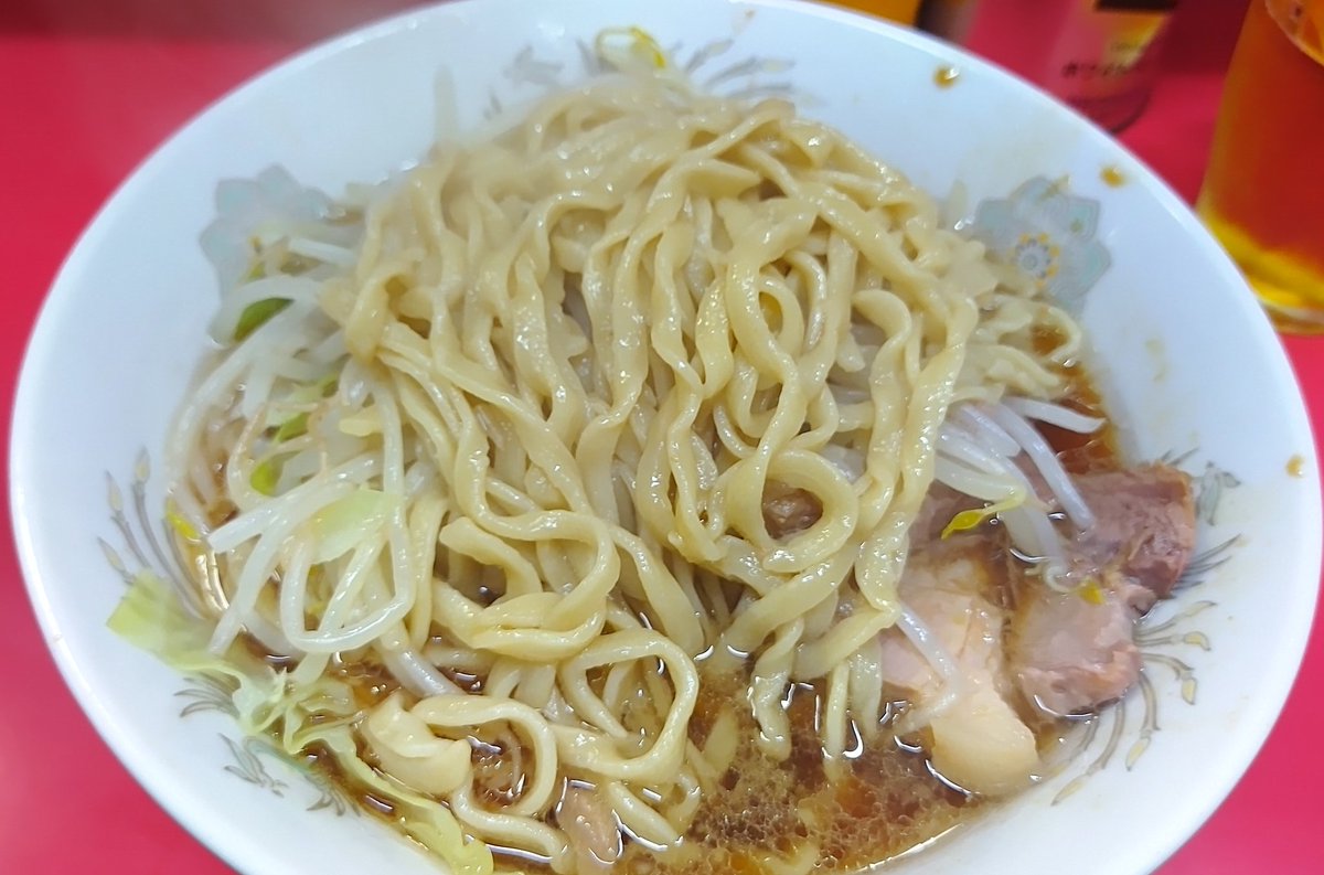kinboshi_hunter's tweet photo. ラーメン二郎 三田本店
ようやく中6日でいただく二郎。
今日も変わらぬ旨さ。我慢した分だけ旨さ更に倍増！麺もスープも豚も全てが三田クオリティ。ありがたい一杯に感謝。 https://t.co/lTSA4Z0V8e