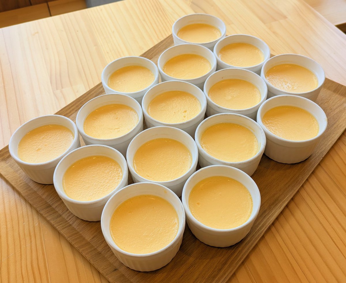 cafe_fhtm's tweet photo. おはようございます！本日は土曜日なので18時までの営業となります。新しくクレームブリュレをご用意してました。生クリームで作った濃厚な生地に、注文後にグラニュー糖を散らしバーナーで炙ってカラメル状にしてからお出ししています。パリパリの表面をスプーンで突き破って召し上がってください！ https://t.co/nQQEJ8eGkC