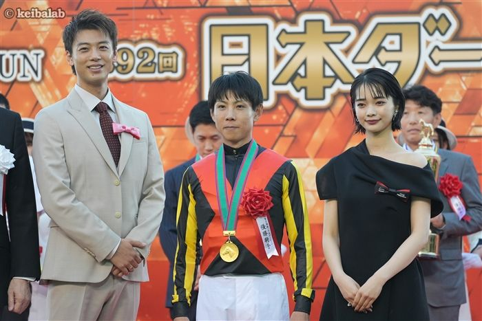 keibalab's tweet photo. 【歴史を創りに】
G1連勝中のクロワデュノールは、北村友一騎手とのコンビで宝塚記念に参戦することがサンデーサラブレッドクラブから発表されました。

大阪杯がG1となって以降、大阪杯、天皇賞・春、宝塚記念と3連勝した馬はゼロ。歴史に挑みます。
#クロワデュノール
https://t.co/JCHsp3sb8W https://t.co/tGYLlvQp4t
