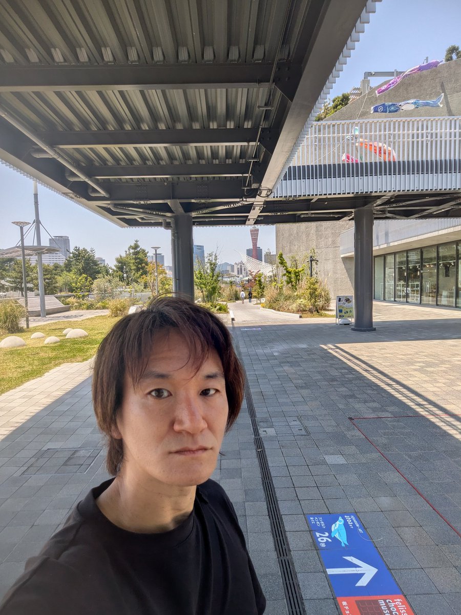 magicmikiya's tweet photo. 今日と明日、神戸の水族館アトア前でパフォーマンスします。
ゴールデンウイーク終わりで人が減りそうですけど、できそうならやります。
今日は見に来てくださった方がいらっしゃるので、1回はやります。 https://t.co/JhRiDQvnyN