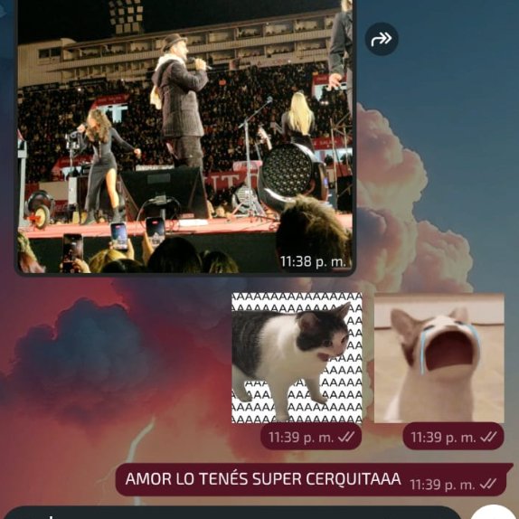 Mica_Rojas95's tweet photo. Mentira como me voy a enojar si está cumpliendo su sueño de señora de conocer al mismisimo Arjona https://t.co/lUFeMfoi34