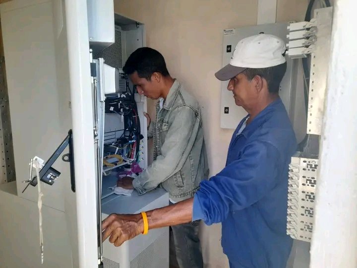 elizalarc88's tweet photo. Operarios de @ETECSAGranma recorren la ruta Guisa - Los Horneros, realizando mantenimiento preventivo en la red, trabajo crucial para asegurar una conexión más fiable y continua para todos nuestros usuarios. ¡Seguimos comprometidos con el servicio de #Calidad! #EtecsaConCuba https://t.co/MlvUyz2rzr