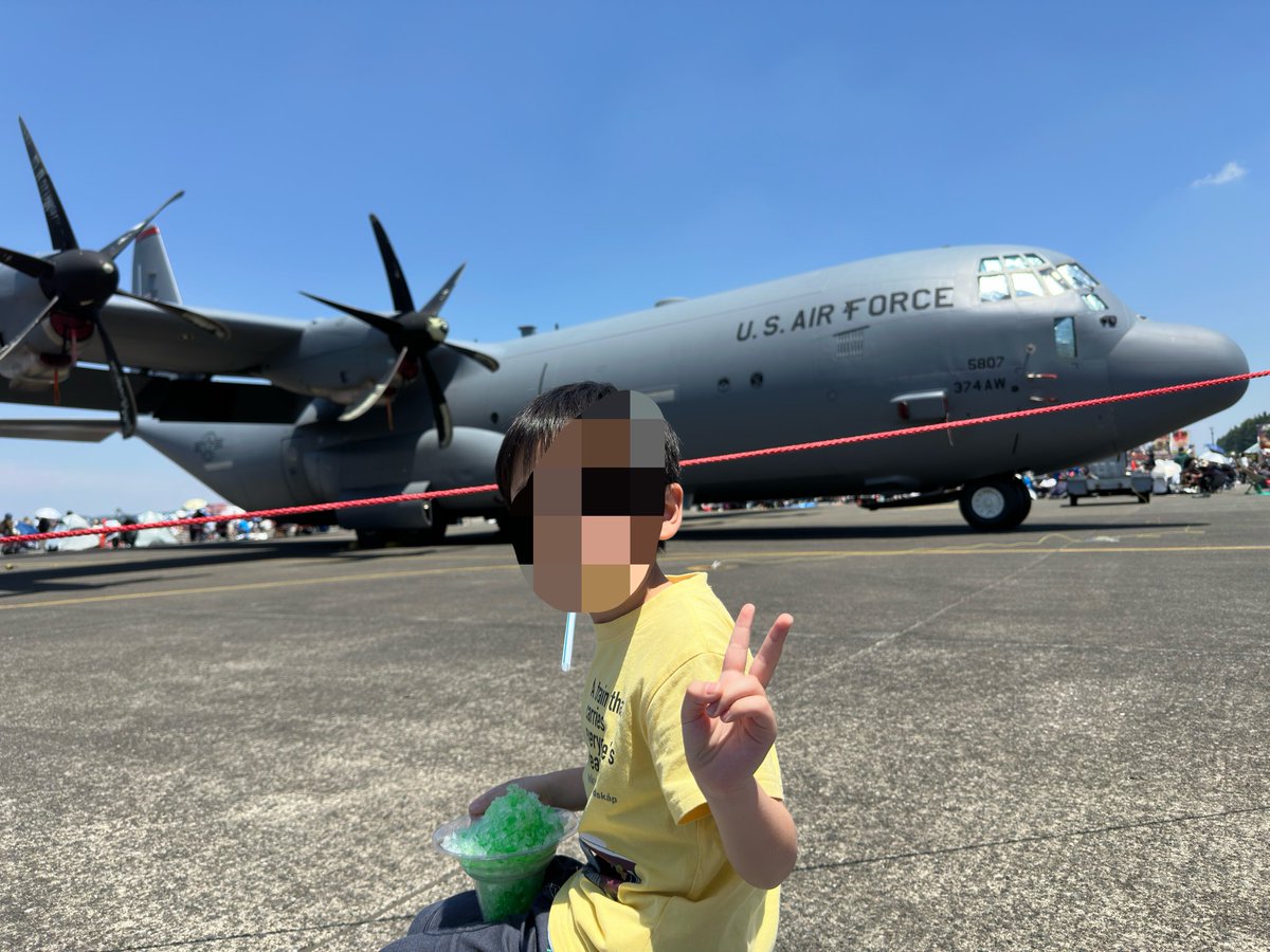 h_to3's tweet photo. 横田米軍基地イベントきました。
入場にすっごい並んだ💦
まだまだ何にも見れてないけど、まったり中www https://t.co/03ClxnTOJv