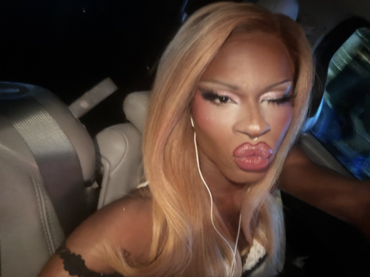 luxxnoirlondon's tweet photo. I don’t see none of you hoesssssss 🖤 https://t.co/NE3Orwy54e