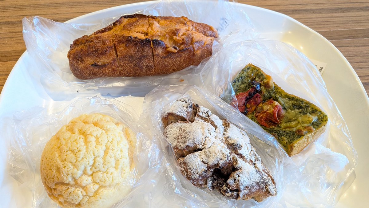 ken_s_world's tweet photo. 優雅な休日のランチ。
東村山の工場をリノベしたようなベーカリーで、焼きたてのパンを頂く。
(明太フランス、メロンパン、ノアエレザン、ジェノベーゼ)
明太フランスが、いい香り。
※CHEzLePain (シェルパン）山形
#東村山
#ベーカリー
#ランチ https://t.co/WDErFS5zmy