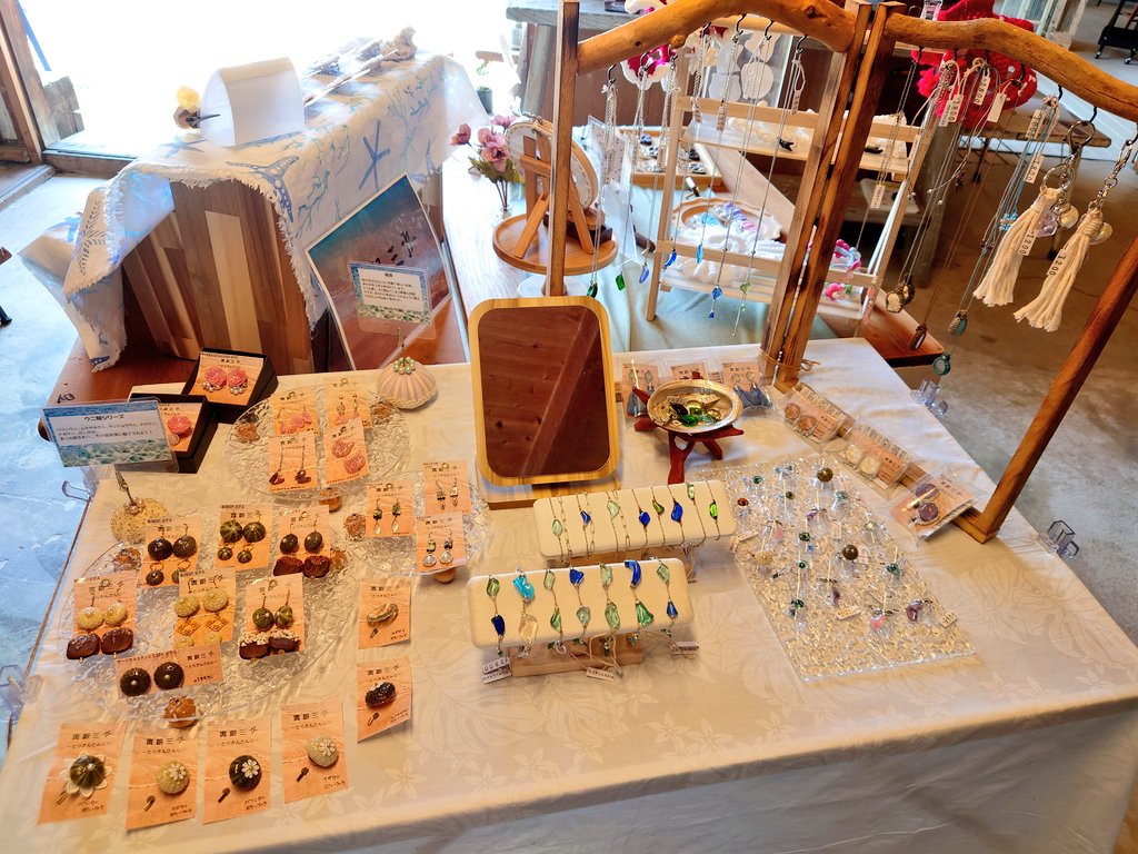 38uniuni's tweet photo. グループ展、始まってまーす✨

木工屋さまのカフェもOPENされてますので、ゆっくりしにきてくださいねー😆

#グループ展　#ナマコの肝 @orego_namaco  #Liliana @suzuran__cats  #寅銀三次 https://t.co/S774EXTBJU