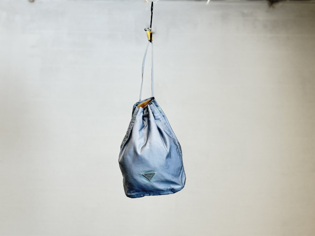 prada bag プラダのバッグ 近年コレクションでも展開されている巾着風