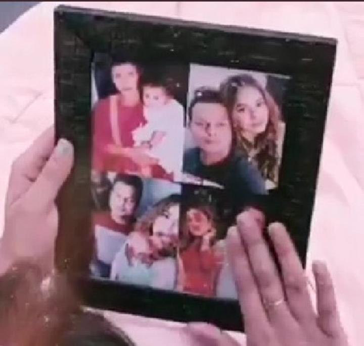 Korusuke_bebu's tweet photo. Contradicting statements 
Agr elly married tha uske sath same blanket mai kya kar rahi thi id think k koi friendship mai bhi esa karta hai 
2. She took a whole frame that includes pictures of passi in bb
N checkout my pinned tweet where she herself accepted that he was her bf https://t.co/Ja829A9d6d