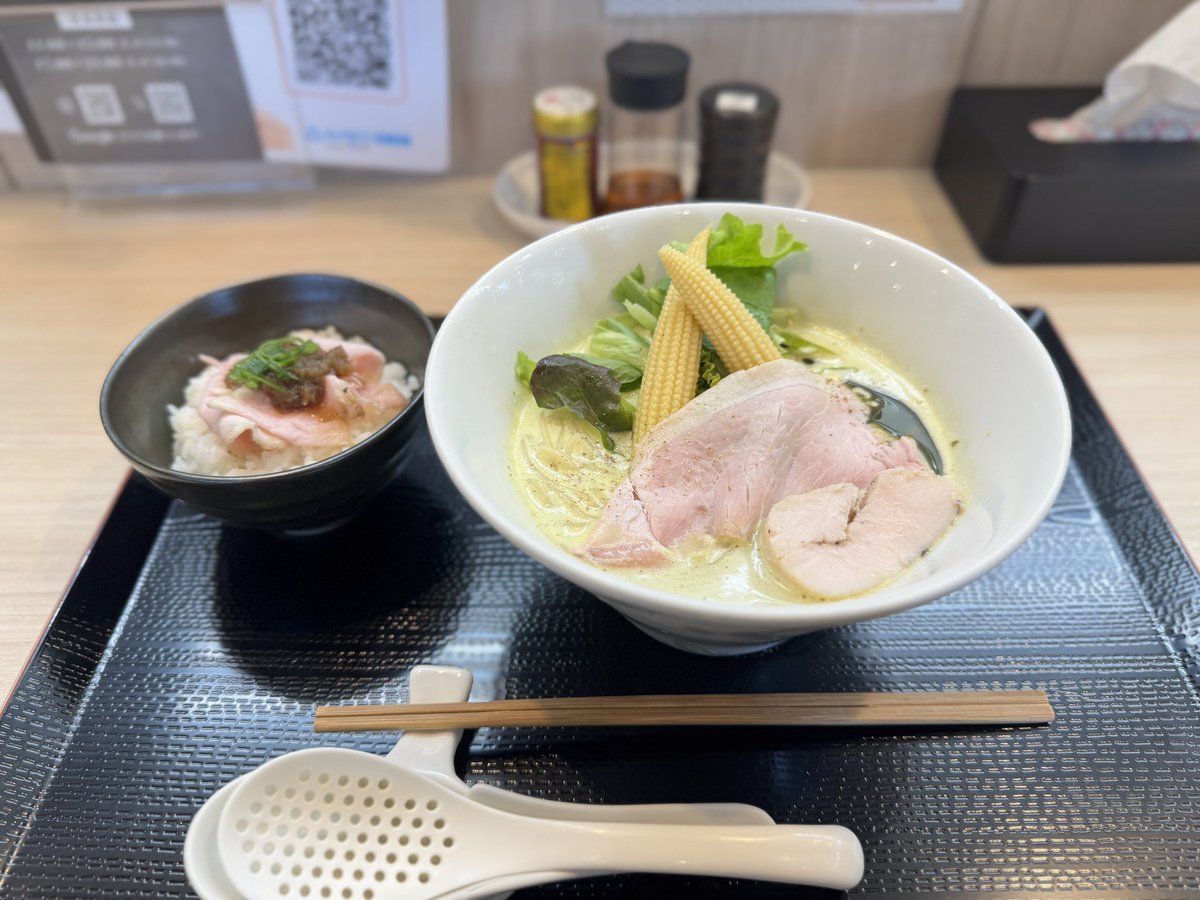 Spoon80304200's tweet photo. 24杯目  麺社あし鷹

冷製のジェノベーゼ
ミニチャーシュー丼 https://t.co/gDnW9Krf2t