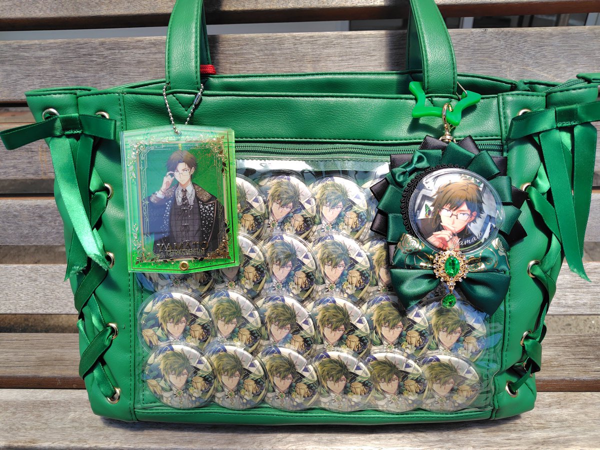 今日の痛バ。ロゼットの缶バッジもEXPOのにしたかったな。 今夜届く