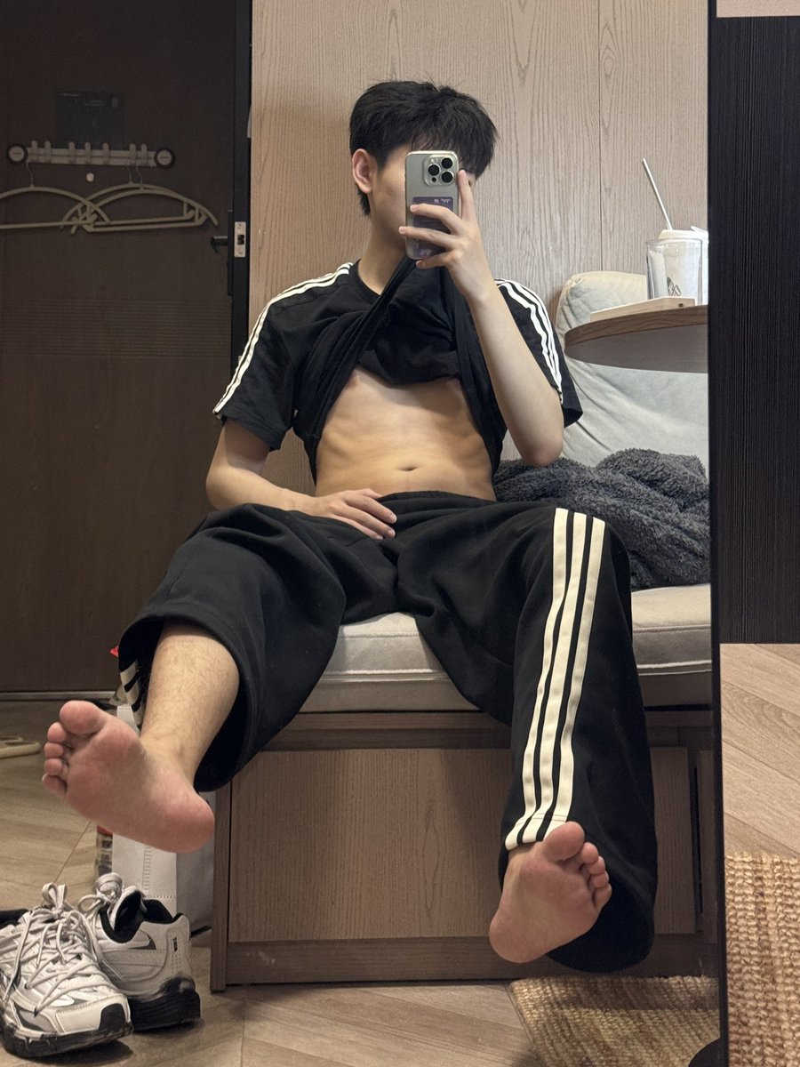 yuqiuzzz's tweet photo. 🦶 https://t.co/lTpld68bpP