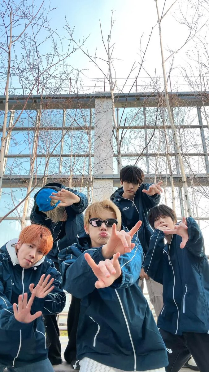 GyuraAra's tweet photo. TXT TUH LITERALLY T NYA TENGILL ABIEZZZZ tapi beneran JAGO https://t.co/aGgFtan0kK