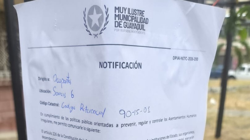 segura_ep's tweet photo. Atendimos una denuncia ciudadana sobre la construcción de un cerramiento sin autorización en Sauces 6, personal de Justicia y Vigilancia atendió el requerimiento y notificó a los propietarios para que presenten los debidos sustentos.
