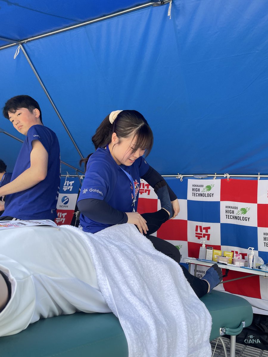hht_am_shinkyu's tweet photo. #北海道ハイテクノロジー専門学校 #スポーツ鍼灸アナリスト 2年生は、本日 #大倉山ジャンプ競技場 にて行われている #RedBull400 のコンディショニングサポートを実施ています🏃‍♂️今年が最後の大会ということで参加選手も2000名と過去最大です😊学生頑張ってます💪#ハイテク #恵庭 #専門学校 https://t.co/SLRrBog1jq
