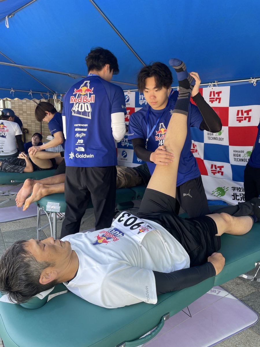hht_am_shinkyu's tweet photo. #北海道ハイテクノロジー専門学校 #スポーツ鍼灸アナリスト 2年生は、本日 #大倉山ジャンプ競技場 にて行われている #RedBull400 のコンディショニングサポートを実施ています🏃‍♂️今年が最後の大会ということで参加選手も2000名と過去最大です😊学生頑張ってます💪#ハイテク #恵庭 #専門学校 https://t.co/SLRrBog1jq