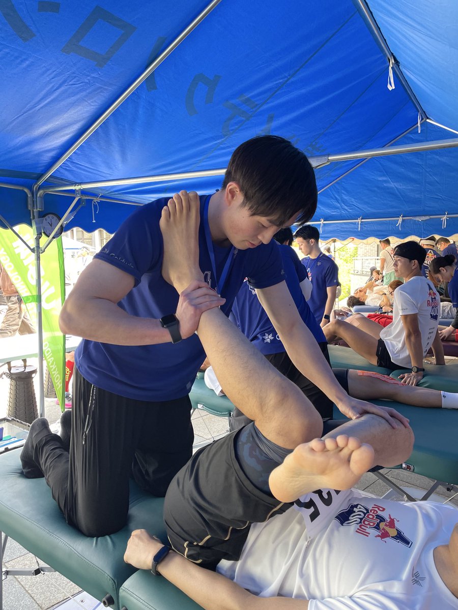 hht_am_shinkyu's tweet photo. #北海道ハイテクノロジー専門学校 #スポーツ鍼灸アナリスト 2年生は、本日 #大倉山ジャンプ競技場 にて行われている #RedBull400 のコンディショニングサポートを実施ています🏃‍♂️今年が最後の大会ということで参加選手も2000名と過去最大です😊学生頑張ってます💪#ハイテク #恵庭 #専門学校 https://t.co/SLRrBog1jq