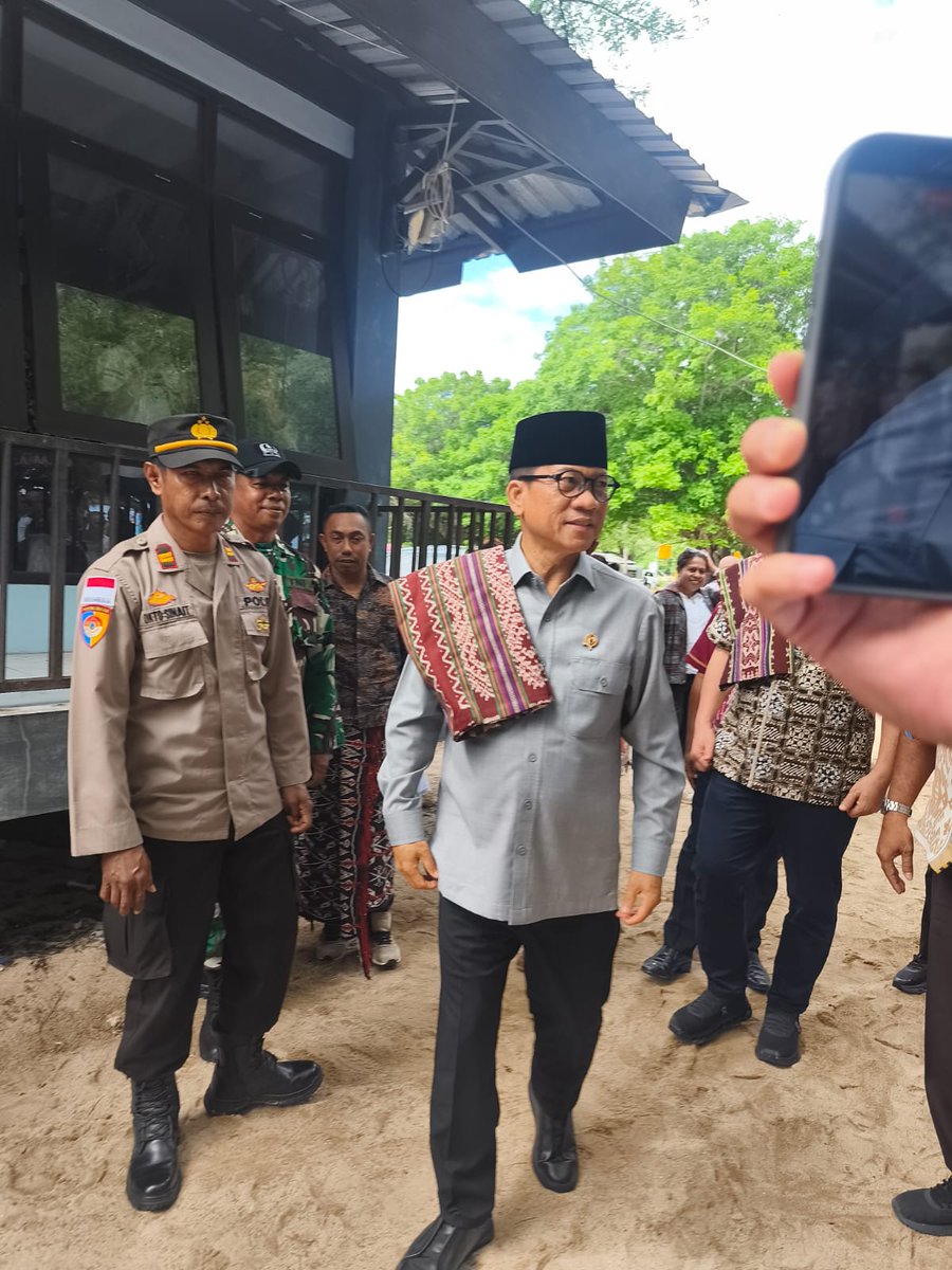 RoniNatuna's tweet photo. Kunjungannya Menteri Desa ke BUM Desa Damai Desa Lifuleo, Kupang, pentingnya Kolaborasi dlm peningkatkan Ekonomi masyarakat

@YandriSusanto
@ArizaPatria
@KemensetnegRI

#KementerianDesaPDT
#BPSDMKementerianDesaPDT
#BUMDesaDamaiLifuleoNTT
#KolaborasiBUMDesaKDMP
#KerjaTPPBerdampak https://t.co/jWn6QByEWF
