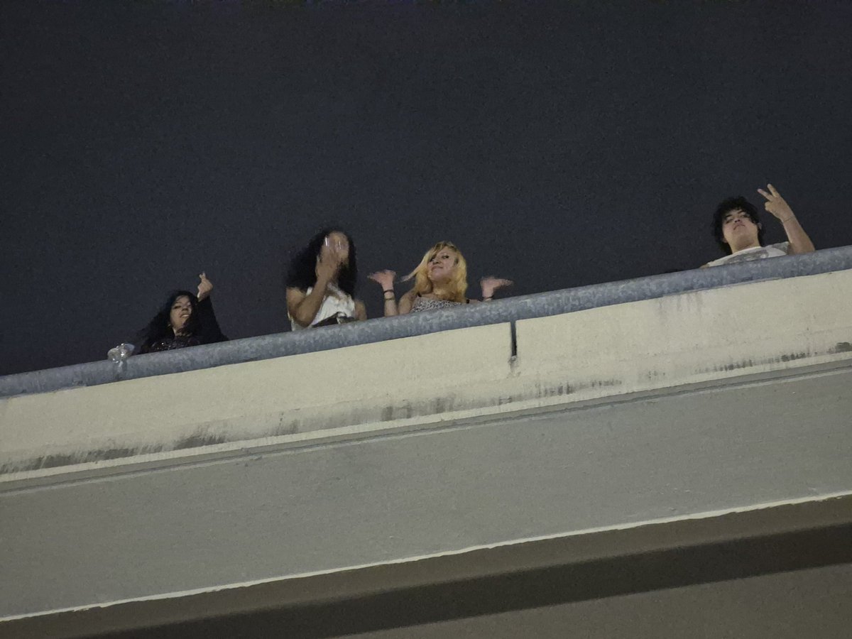 Tamarindiis's tweet photo. Idk who these ppl r https://t.co/eErcD0u9nu