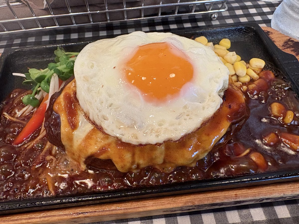 本日は銀座の人気店でランチ😋✨ 目玉焼きとチーズのせです🍳 #昼