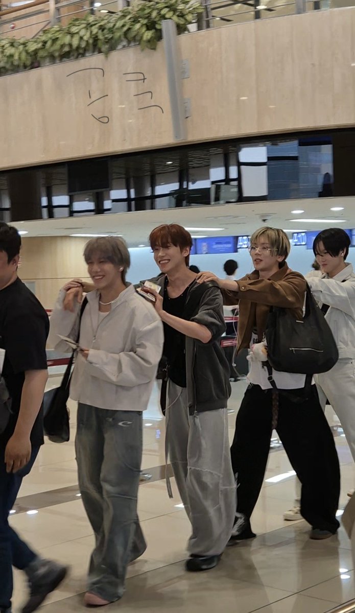 sonminsuren's tweet photo. #수런 손민수

260516 공항 출국 사진

제품명: 90S 트러커 자켓
구매처: 캘빈클라인
💵가격: 239,000

🔗https://t.co/masue6p2kE

#쉬에수런 #수런 #suren #modyssey #薛苏仁 https://t.co/ZTNlroJ81N