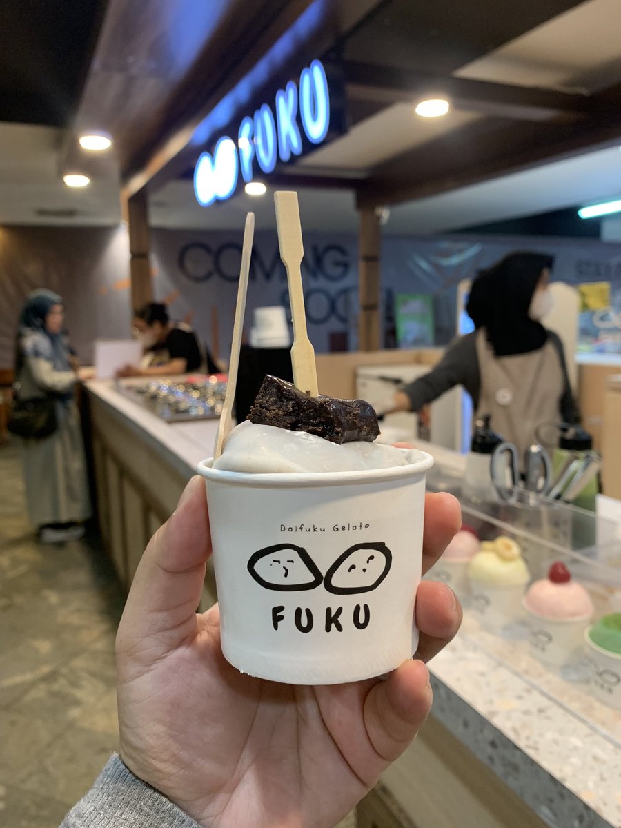 sololoyarl's tweet photo. spent almost 12hours @ blok m!😆 https://t.co/j9erL2Zkqy
