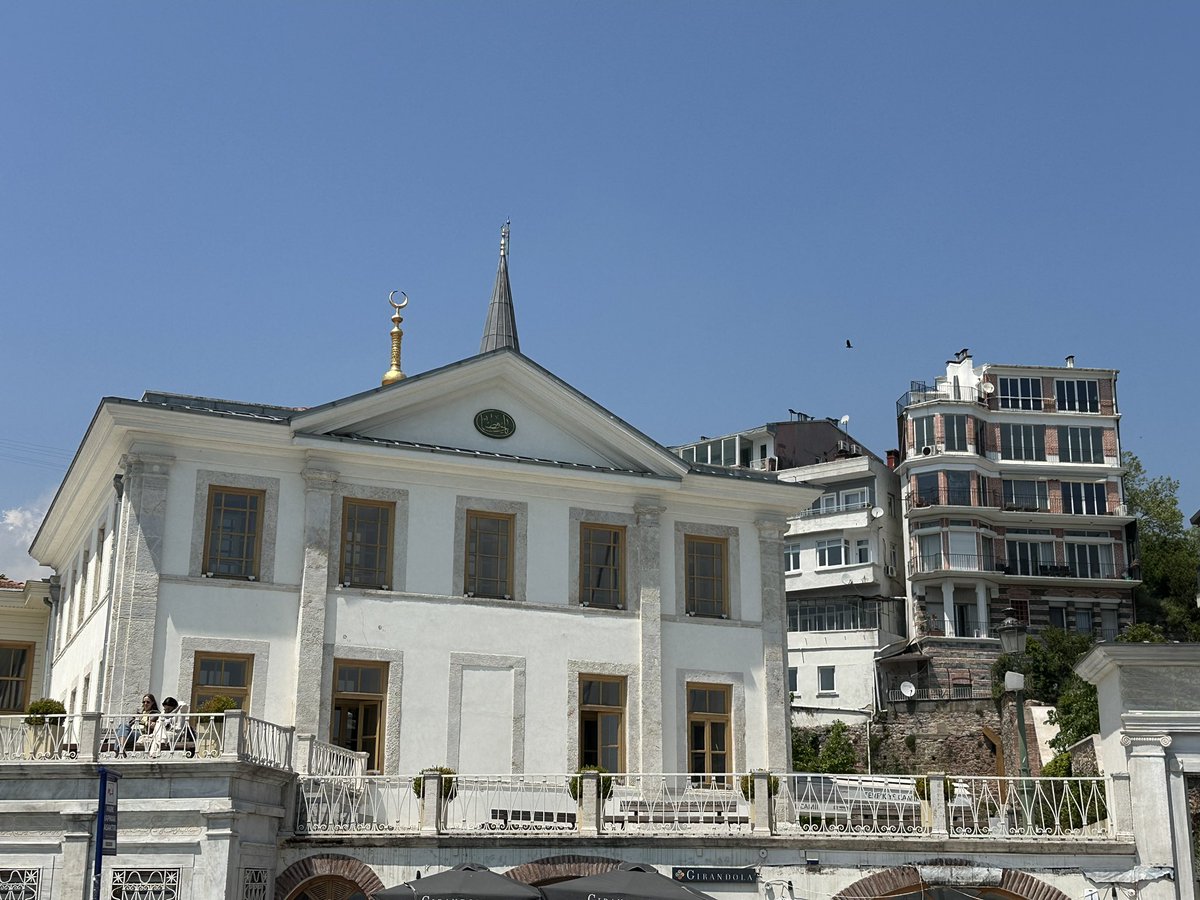 onderkayaistan1's tweet photo. Arnavutköy Tevfikiye Camii’nin alındığında yazan ya Hafız yazısı. “Hafız” Allah’ın isimlerinden biridir. Koruyan, esirgeyen anlamlarına gelir. Eski İstanbul halkı özellikle doğal afetlerden ve bilhassa yangından korunmak maksadıyla evlerinin girişine veya çatı alındıklarına bu ismi yazdırırdı. Hatta Keçeçcizade Fuat paşa ile ilgili şöyle bir anı anlatılır. Paşa hariciye nazırı iken İstanbul’a bir meslektaşı gelir ve şehri gezdirir. Gelen misafir her binanın görünür bir yerinde bu ismi okuyunca ne olduğunu Paşa’ya sorar. Latifeyi seven Paşa’da ”efendim o gördüğünüz Osmanlı sigorta şirketinin adıdır” deyiverir