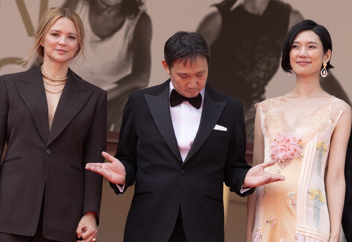 FilmAOAS's tweet photo. ˗ˏˋ 🇫🇷 #カンヌ国際映画祭 🇫🇷 ˊˎ˗

ついに、#ヴィルジニー・エフィラ さんはじめフランスのキャストの方々、原作者 #磯野真穂 さんやプロデューサー陣も集結🔥

✨チーム #急に具合が悪くなる ✨がレッドカーペッドを歩きました‼

#濱口竜介 #岡本多緒 #長塚京三 #黒崎煌代
 (C) Kazuko WAKAYAMA https://t.co/teuB81qr9R