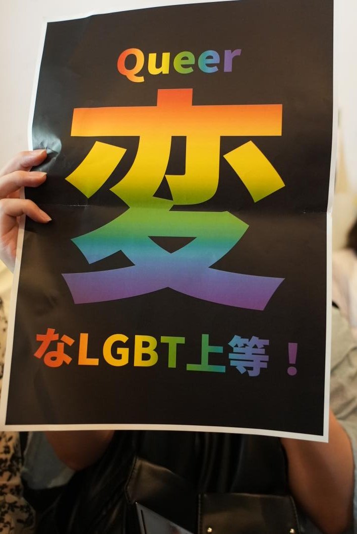 nabekuramasax's tweet photo. 構内ではこのような自作プラカを持ってスタンディングされてる方も
#0516参政党プロテスト東大前 https://t.co/bnyFAtyhZJ