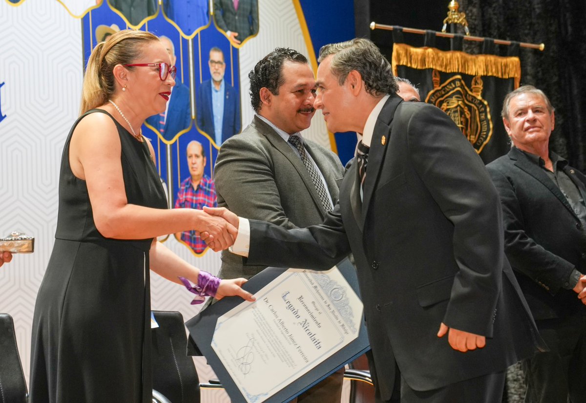 UMSNH_Oficial's tweet photo. Celebramos las trayectorias docentes que han dejado una profunda huella en nuestra institución con la entrega del reconocimiento “Legado Nicolaita”, que recibieron 30 maestras y maestros de nuestra Máxima Casa de Estudios.

En el Centro Cultural Universitario, la rectora Yarabí Ávila González entregó esta distinción a las profesoras y profesores que destacan por su compromiso con la enseñanza, la investigación y el fortalecimiento de la vinculación social y laboral, contribuyendo al crecimiento y prestigio de la Casa de Hidalgo.

#HumanistaPorSiempre #HazMásPaz #YoYaSoyNicolaita #PlanMichoacanPorLaPazYLaJusticia #NicolaitasPorLaPaz #TequiosNicolaitas #TequiosporlaPazyContralasAdicciones