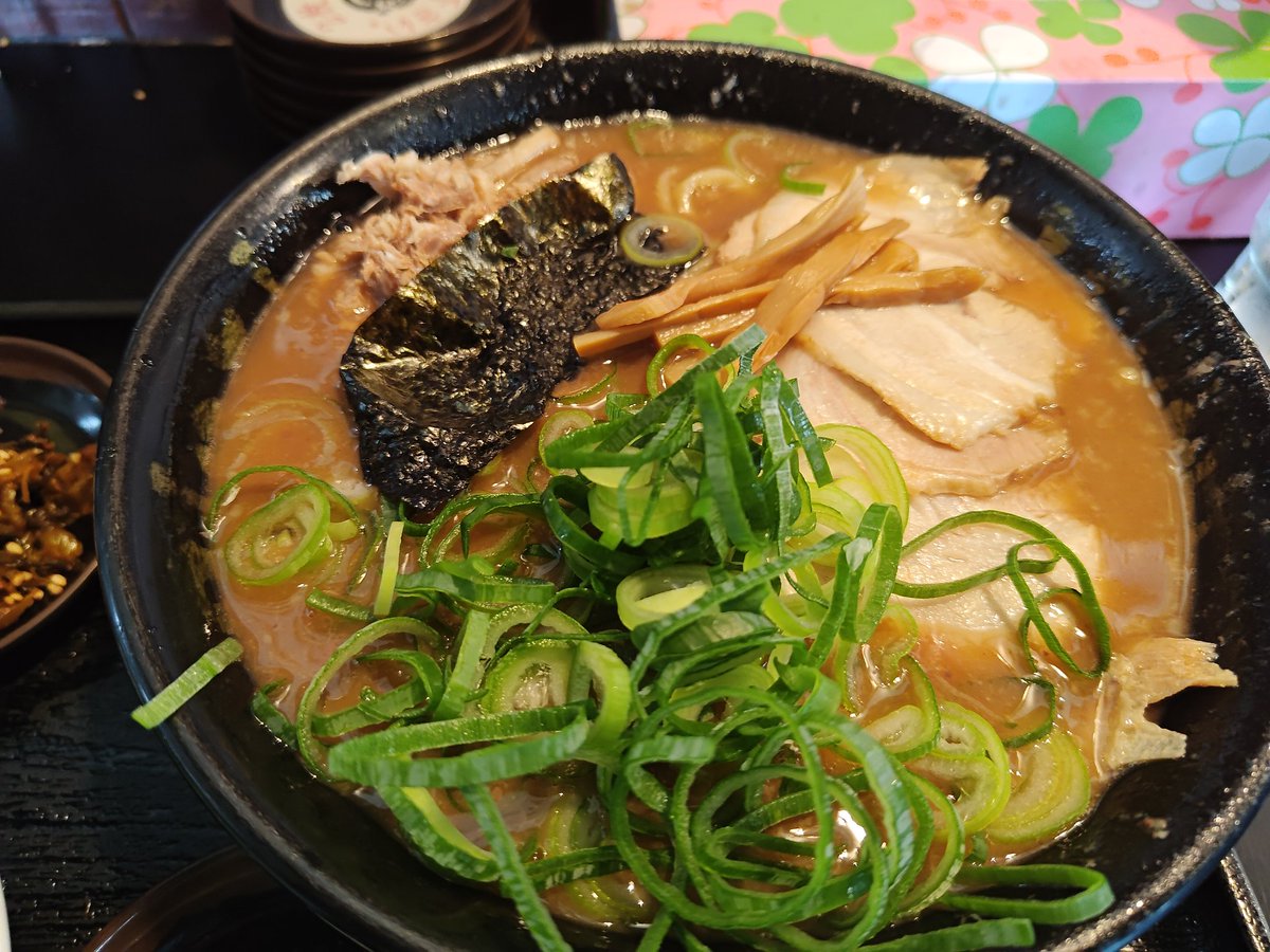 0202rintetu's tweet photo. しゃばとん@奈良市
豚そば、野菜レス、ネギ

今日のお昼ご飯は野菜レスにしてほぼ無鉄砲ラーメン、野菜ないと全然シャバくないムテスープに
甘みのあるスープに太麺が負けず良く合ってる
替え玉しなくてもお腹一杯

美味しかった、ご馳走様でした https://t.co/Mnm0fYVNtR