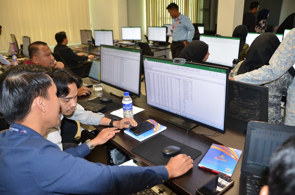 DOSM_ILSM's tweet photo. 📅 14 Mei 2026 (Khamis)
📍 Institut Latihan Statistik Malaysia

Sesi perkongsian dan latihan bersama Encik Ahmad Kalana Bin Macha Penolong ,Pegawai Perangkaan E6 Dosm Selangor yang bertajuk “Asas Penggunaan MS Excel dan Penyediaan Laporan” https://t.co/Xl7vK37RM4