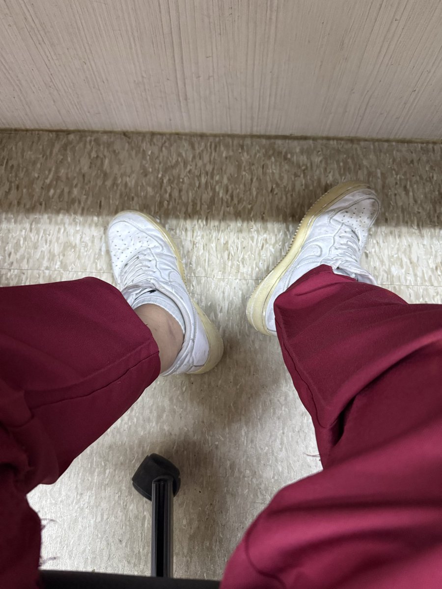 zacintosocks's tweet photo. 假日值班好多事喔
有桌下小精靈嗎😂😂
.
穿第二天了😏😏
丟掉前好好操一下再丟
.
#白襪控 
#原味襪 https://t.co/0HqlSshvBd