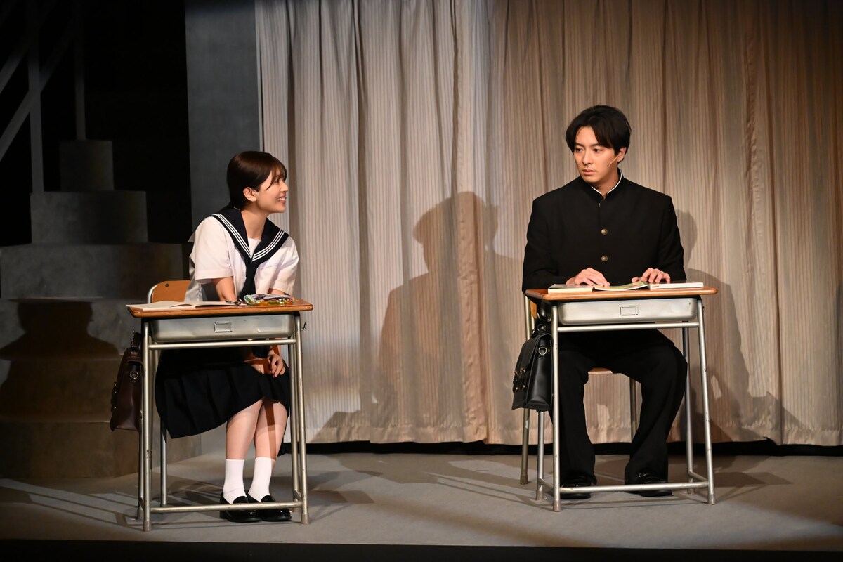 stage_natalie's tweet photo. 松岡昌宏「当時のラジオの熱量を届けます」、舞台「はがきの王様」本多劇場で開幕（舞台写真 / コメントあり / 写真19枚）
https://t.co/Ma1CLh7aKl https://t.co/NrFPcEfsSV