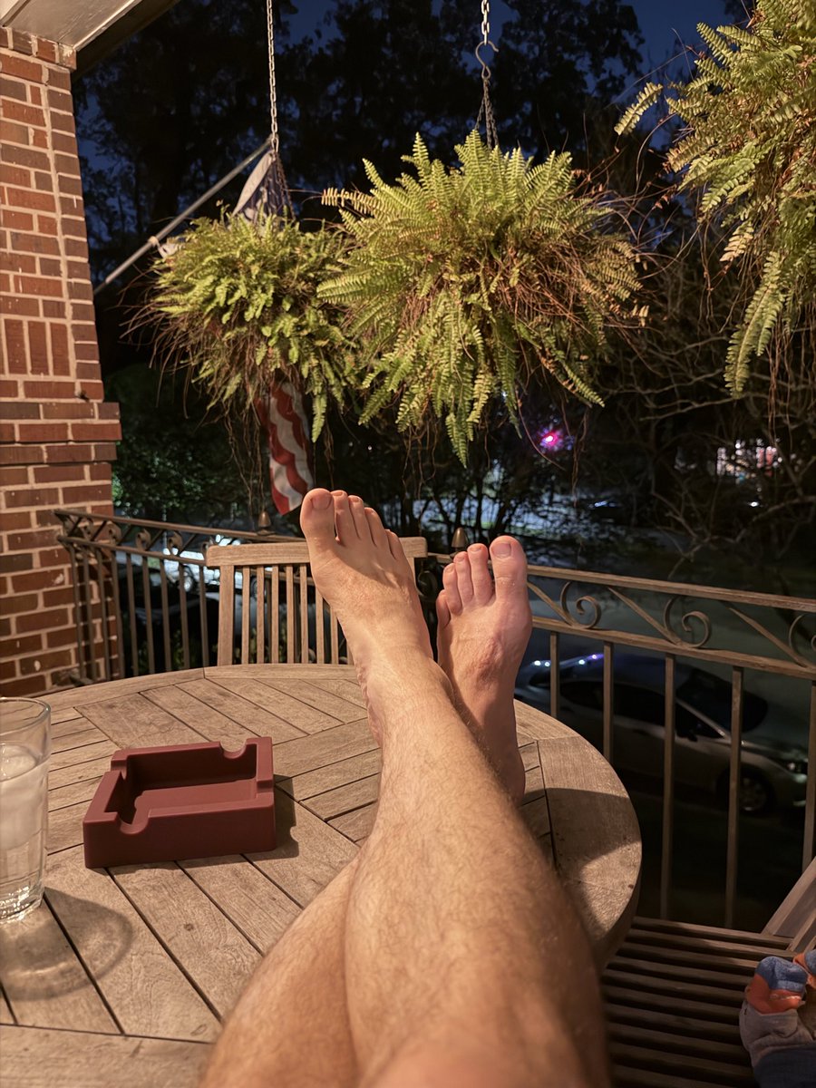 RB4BT's tweet photo. Relaxing in NoLA. These sexy tops sure do know how to treat a visitor.  #NoLaFreaks https://t.co/tEOKDuqpwC