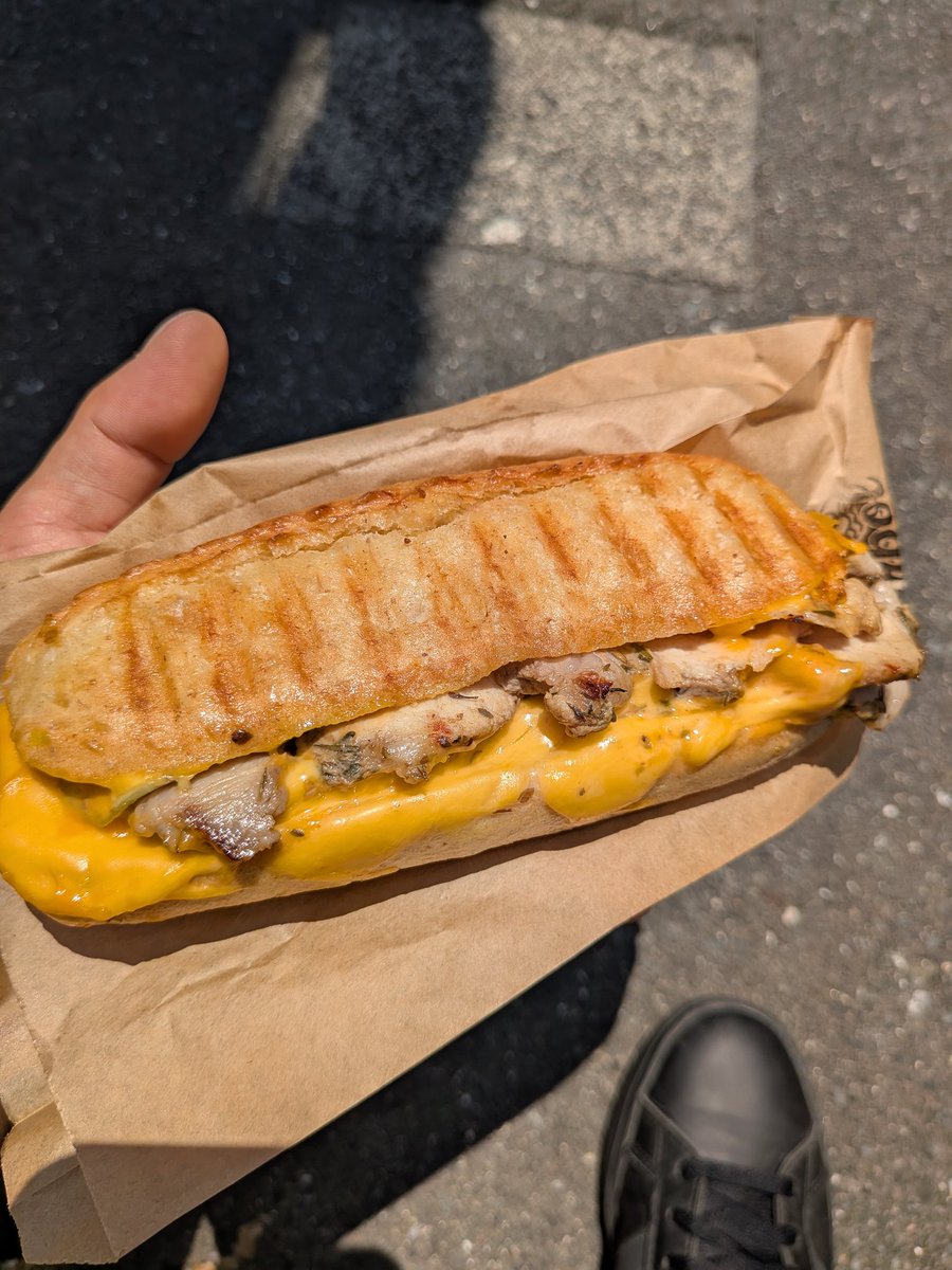 YAMASTA2025jub's tweet photo. 2食目はarbolさんのキューバサンド
前回食べてハマったやつ、今回はMORE CHEESEサンド🧀にしてみた
＋200円でなんとチーズが3倍💡
チーズ好きにはたまりませんねぇ😋
チーズが増えた事でよりボリュームがあるので結構お腹にたまります
磐田産小メロンの自家製ピクルスが優しい味で大好き
リピート品 https://t.co/C3J9AKOiQF